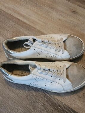STEVEN by Steve Madden White & Gray Women's Casual Sneakers
